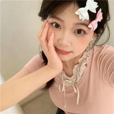 穿黄靴子的女孩